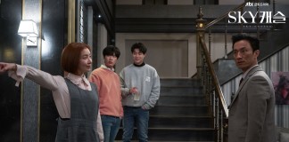 Adegan saat sang ayah Cha Min-hyuk (Kim Byung-chul) diusir sang istri No Seung-hye (Yoon Se-ah) karena perbedaan cara mendidik kedua anak kembarnya. Konflik di keluarga Cha hanya satu dari lima kisah keluarga yang jadi lingkaran utama cerita di drama SKY Castle.