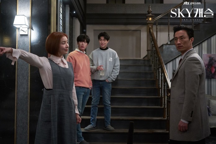 Adegan saat sang ayah Cha Min-hyuk (Kim Byung-chul) diusir sang istri No Seung-hye (Yoon Se-ah) karena perbedaan cara mendidik kedua anak kembarnya. Konflik di keluarga Cha hanya satu dari lima kisah keluarga yang jadi lingkaran utama cerita di drama SKY Castle.