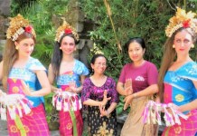 Professor Siti Kusujiarti (in the middle) continues promoting Indonesia and Indonesian cultures from afar.