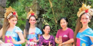Professor Siti Kusujiarti (in the middle) continues promoting Indonesia and Indonesian cultures from afar.
