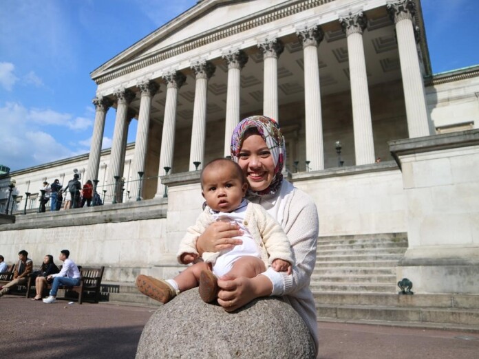Elnoviamy and her son Radiant in front of the iconic University College London main building a few days before returning home
