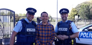 Sandhi Satyatama bersama polisi di New Zealand. Sumber: Dokumentasi pribadi