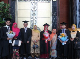 Wila and her Monash University friends during the graduation ceremony. Source: Personal documentation
