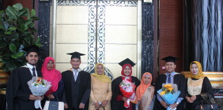 Wila and her Monash University friends during the graduation ceremony. Source: Personal documentation