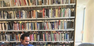 Ahmad Junaidi di Monash University library. Sumber: Dokumentasi pribadi