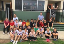 Restika Syarah dengan murid-murid di Little River Primary School, Australia. Sumber: Dokumentasi pribadi