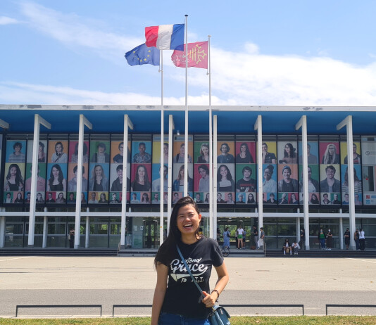 Columnist UK & Europe, Ivone Marselina Nugraha, took a picture in front of Université Paul Sabatier Toulouse III, after finishing her 2nd Semester, June 2021