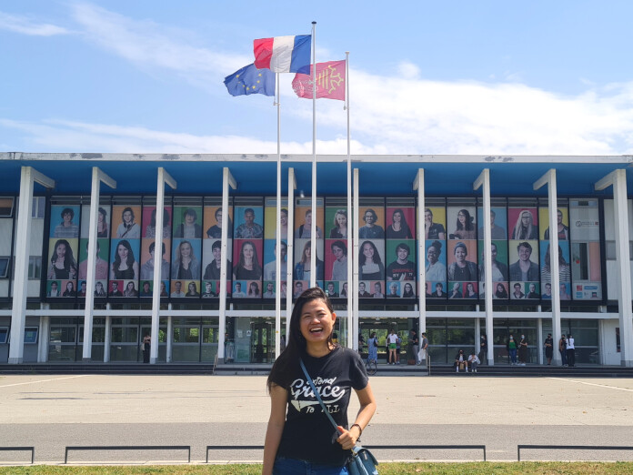 Columnist UK & Europe, Ivone Marselina Nugraha, took a picture in front of Université Paul Sabatier Toulouse III, after finishing her 2nd Semester, June 2021