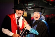 Indri dengan Dean of School of Engineering di acara Graduation Ceremony RMIT University 2019. Sumber: Dokumentasi pribadi